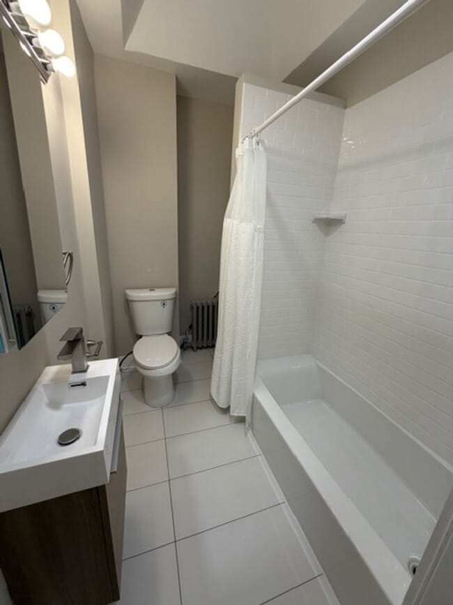 Building Photo - Spacious 3 Bedroom Grays Ferry