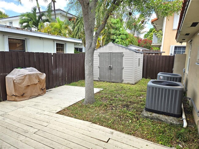 Building Photo - 2652 SW 31st Ct