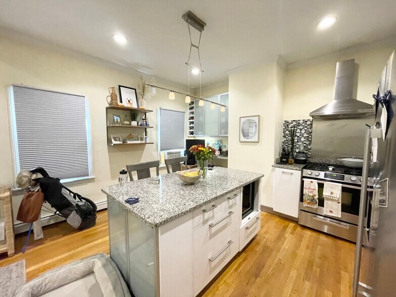 Building Photo - 174 Bolton St