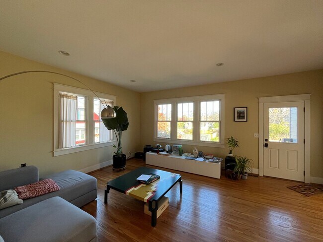 Building Photo - Charming Home in Belmont-Hillsboro Neighborhood, minutes to Vandy and Belmont, Fenced Yard