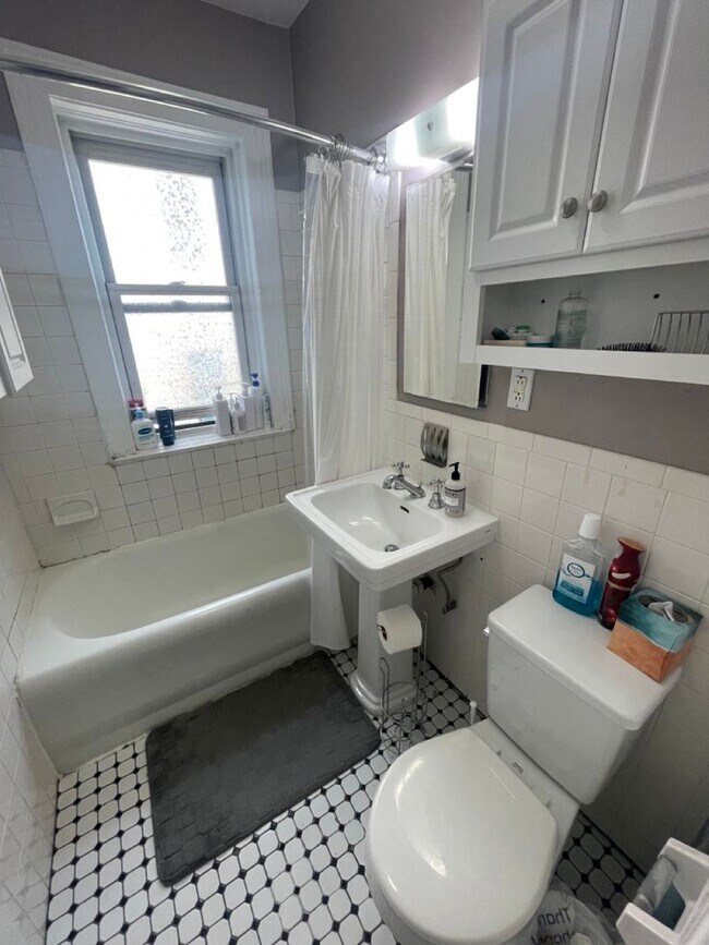 Building Photo - 9/1 No Fee!- Sunny upper floor 2BR - w/d i...