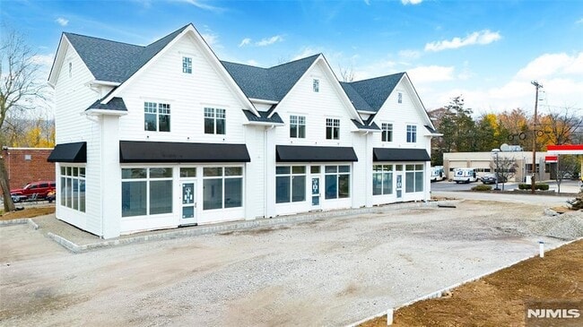 Building Photo - 445 Ramapo Valley Rd