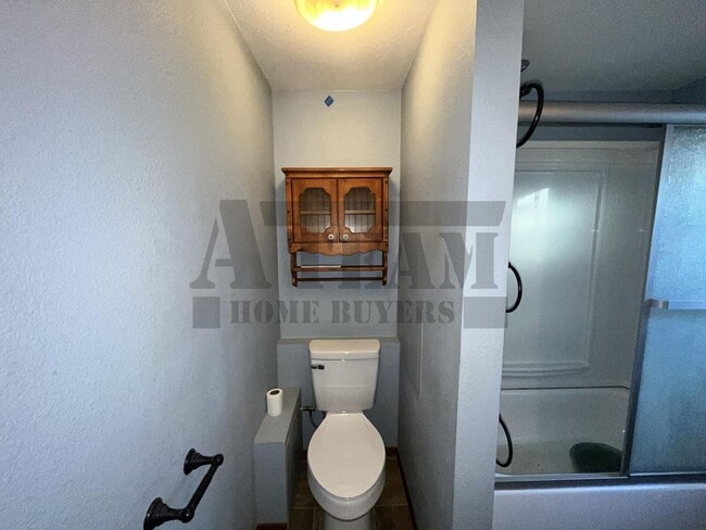 Building Photo - Spacious 2-bedroom, 1-bathroom home!