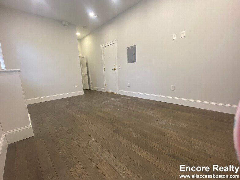 Building Photo - 124 Peterborough St