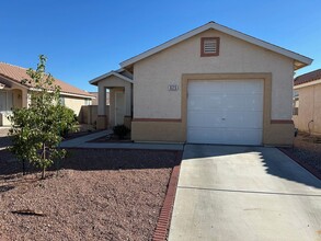 Building Photo - SINGLE STORY HOME WITH 2 BEDROOMS!