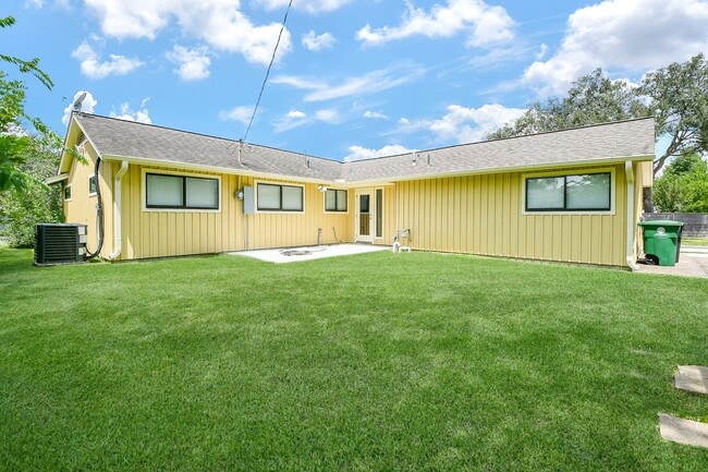 Building Photo - 1860 Lynnview Dr