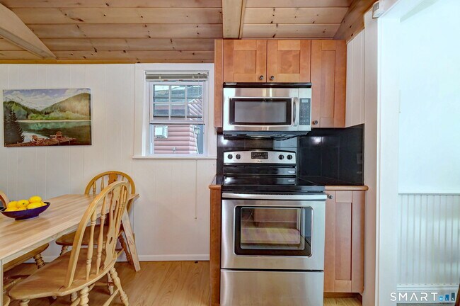 Building Photo - 10 Old Pinewood Trail