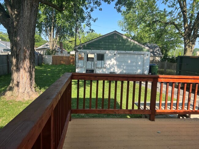 Building Photo - 9243 Lynwood Dr