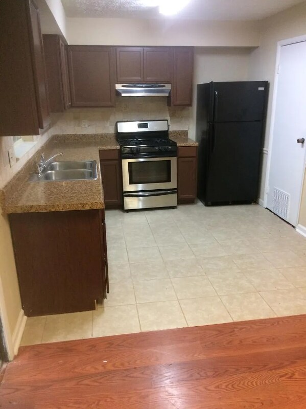 Building Photo - 8893 Roberts Dr