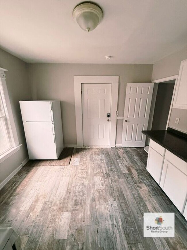 Building Photo - Updated 2 bed 1 bath upper apartment
