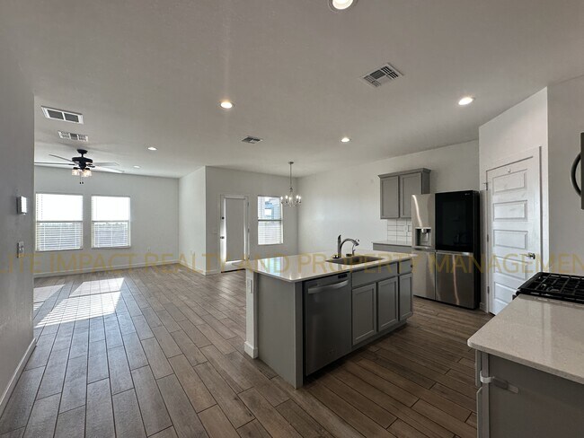 Building Photo - 11112 S Weismann Dr