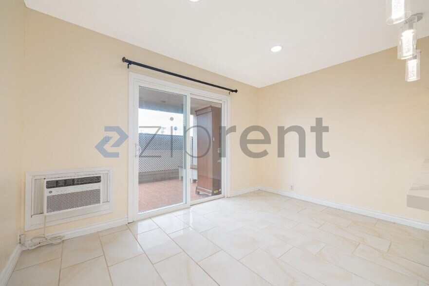 Building Photo - Unit 115