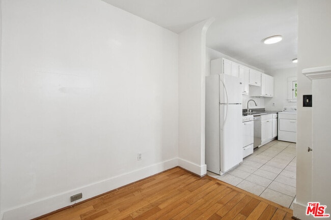 Building Photo - 2515 Elsinore St