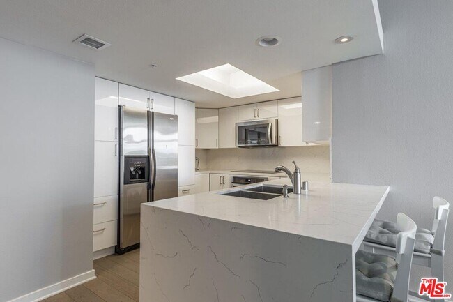 Building Photo - 13700 Marina Pointe Dr