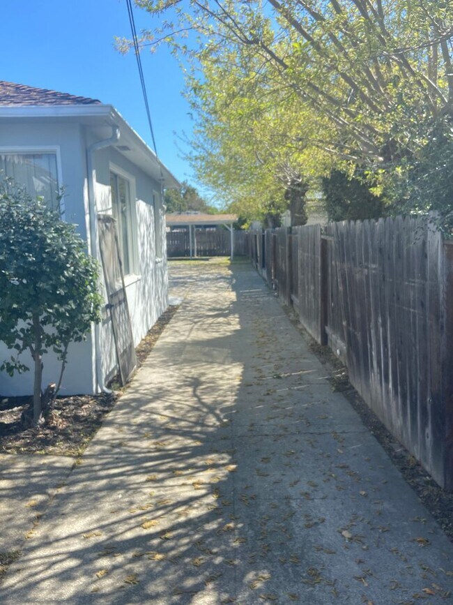 Building Photo - $2490 / 2 BR - GORGEOUS RECENTLY REMODELED CENTRAL LIVERMORE DUPLEX UNIT