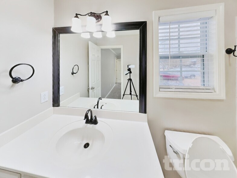 Building Photo - 146 Abbey Rd