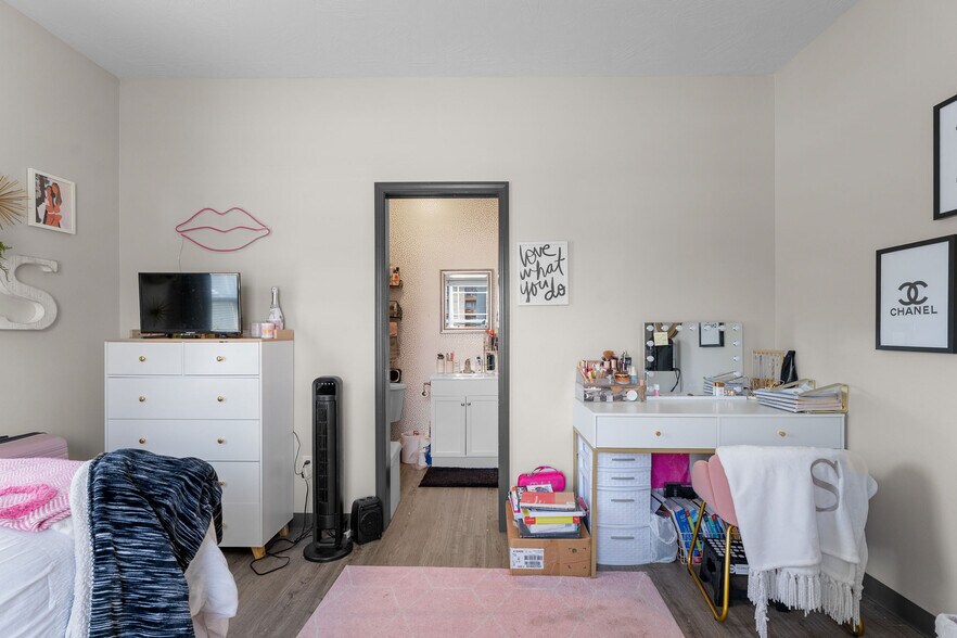 Large Bedroom with bath - 807 South Ave