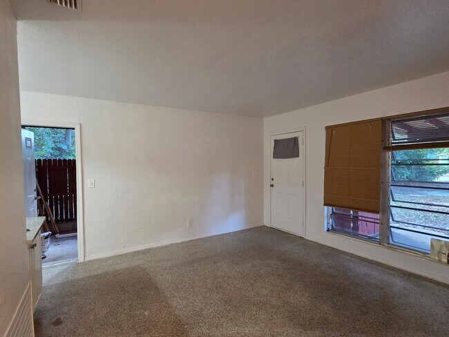 Building Photo - Cozy 3 Bed, 1 Bath Home~Afforable~New Mech...