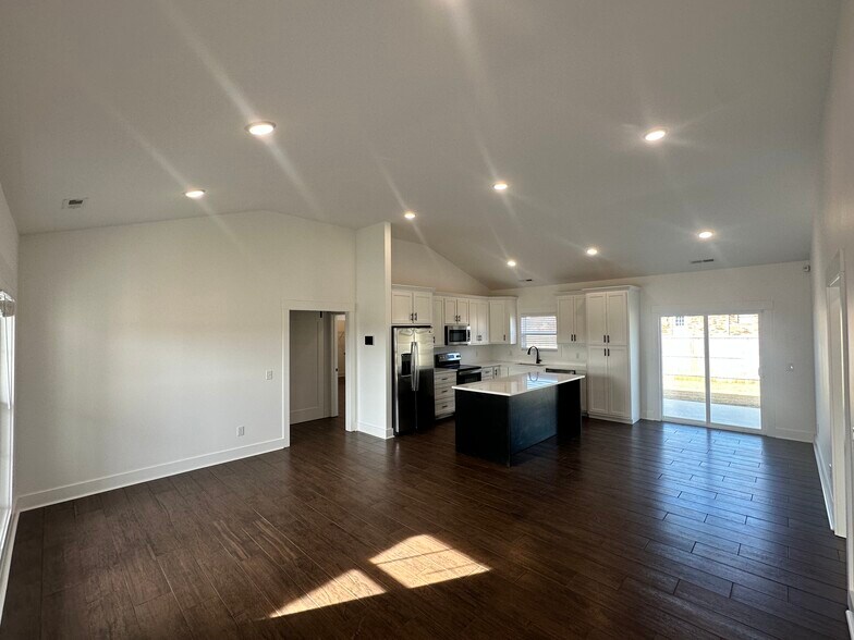 Building Photo - 210 Market St