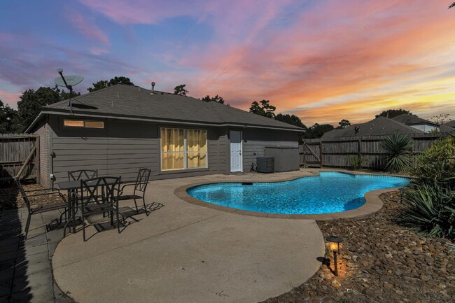 Primary Photo - Single story 3 bedroom, 2 bath home with a...