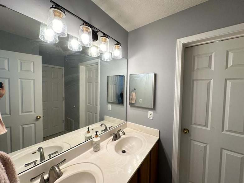 Building Photo - 7791 Everest Ln N