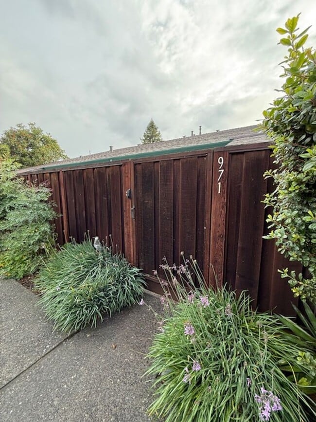 Building Photo - Rare 2 bedroom/1 bathroom Single Story Con...