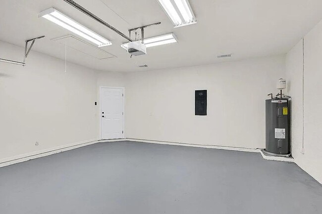 Building Photo - 1255 SW Maplewood Dr