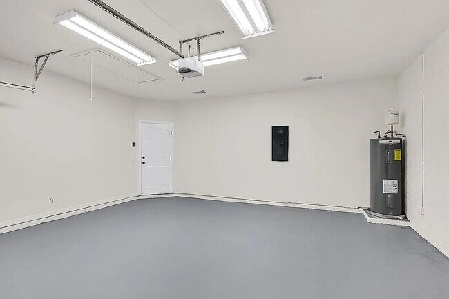 Building Photo - 1255 SW Maplewood Dr