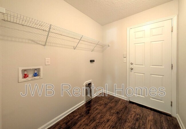 Building Photo - 925 Killarney Ave