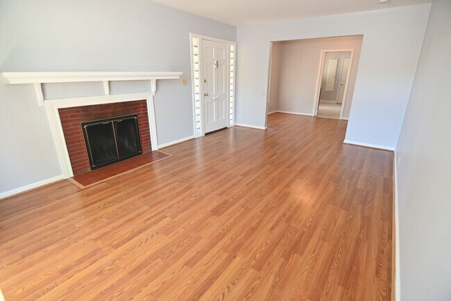 Building Photo - Darling Home 3 bd / 1 ba home near Valley Fair & Santana Row with HUGE backyard