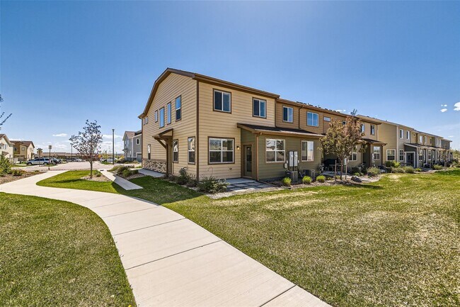 Building Photo - Modern 3BR Townhome | 2-Car Garage | Pool, Gym & Light Rail Access