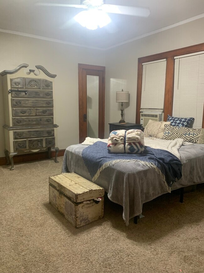 Master Bedroom - 422 W Harrison Ave