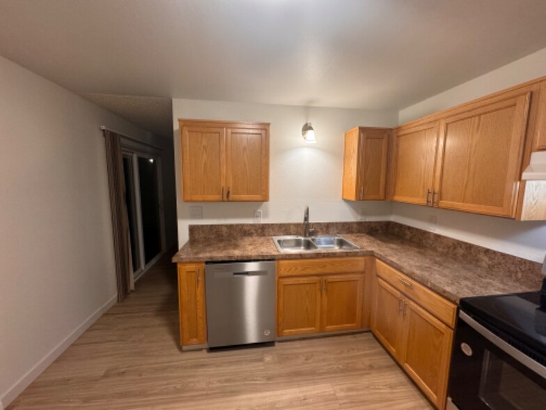 Building Photo - 297 Main St W