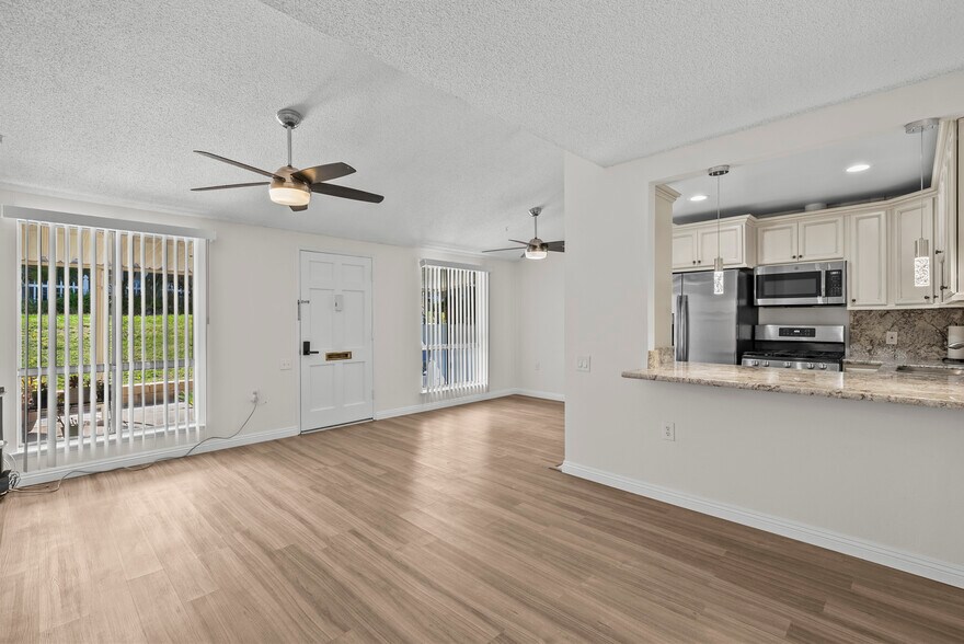 Family Room - 19156 Avenue of the Oaks