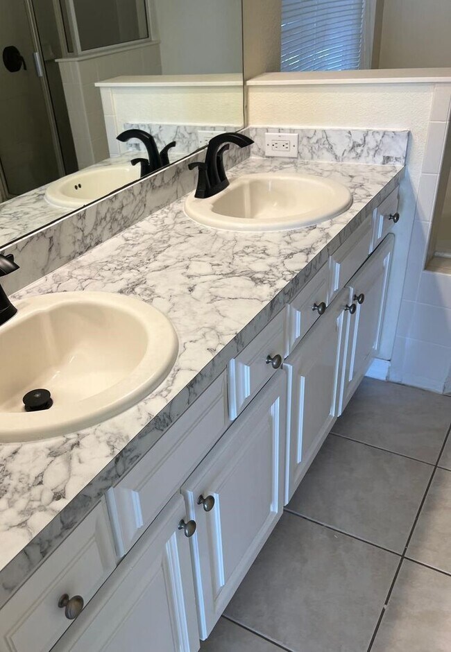 Building Photo - 4 Bedroom House in Eagle Creek, Lake Nona