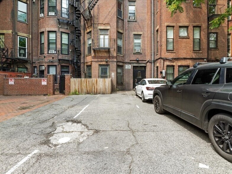 Building Photo - 228 Commonwealth Ave