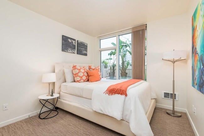 Building Photo - 1 Bed + Office/Den, 1 Bath - Luxury SOMA C...