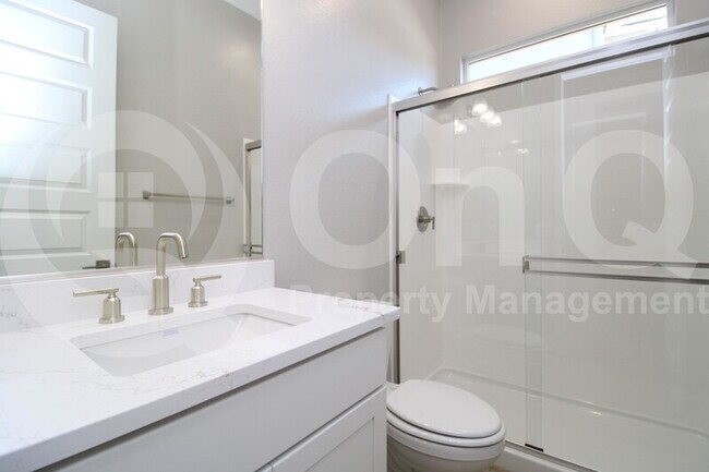 Building Photo - 5976 E Quail Ave