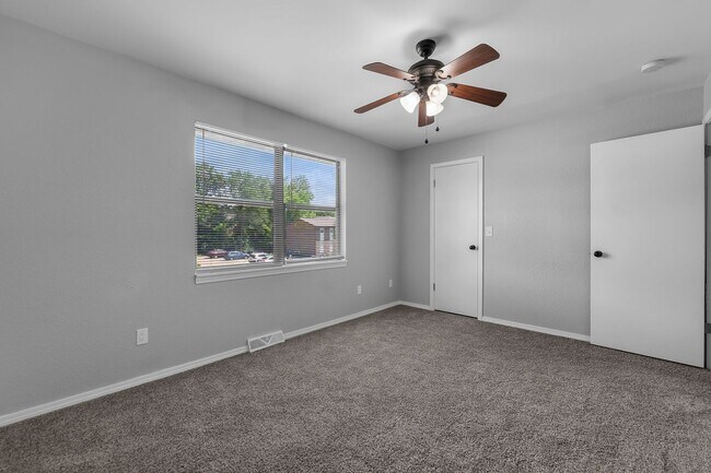 Building Photo - Charming 2-Bedroom Duplex in an Established Neighborhood