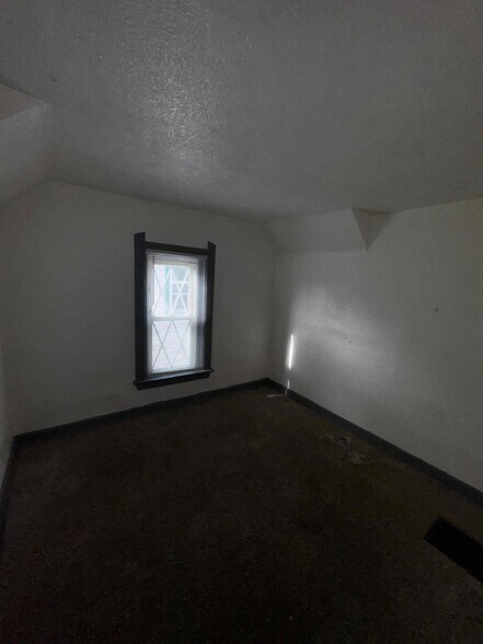 Building Photo - 1213 Montrose Ave