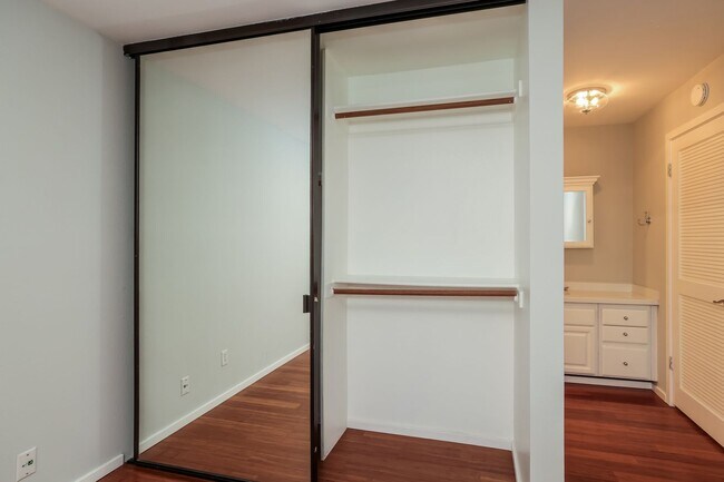 Building Photo - 2 Bedroom Condo in Highly Desirable Richmond Marina Bay!