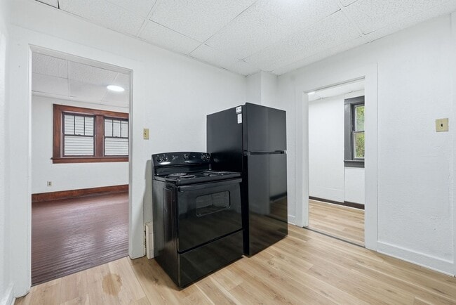 Building Photo - Freshly Updated 3BR Home