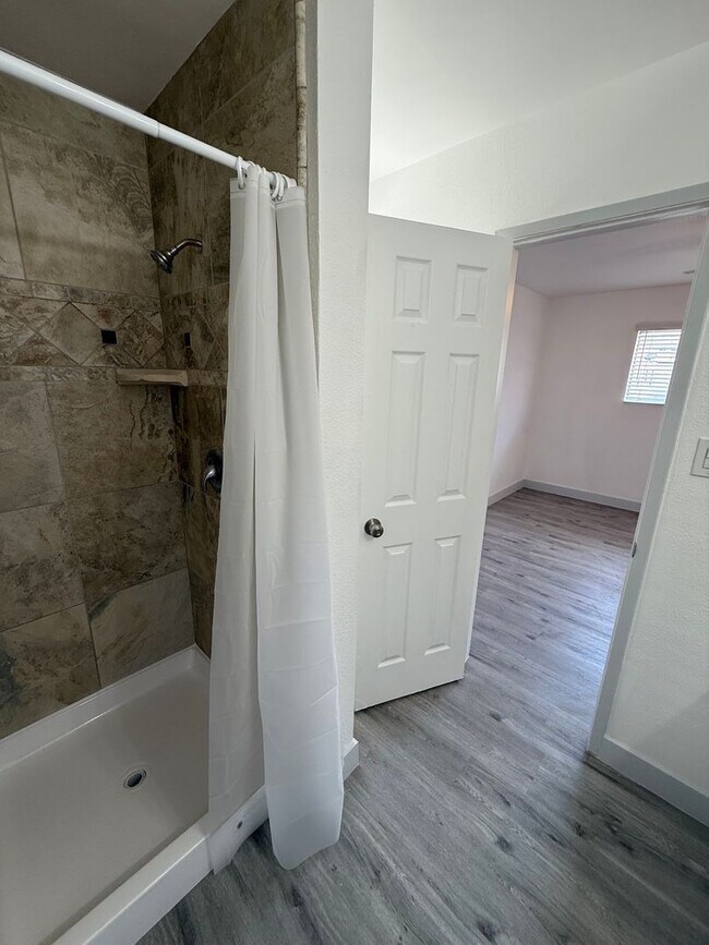 Building Photo - Beautifully Upgraded 4 Bedroom, 2 Bath! Do...