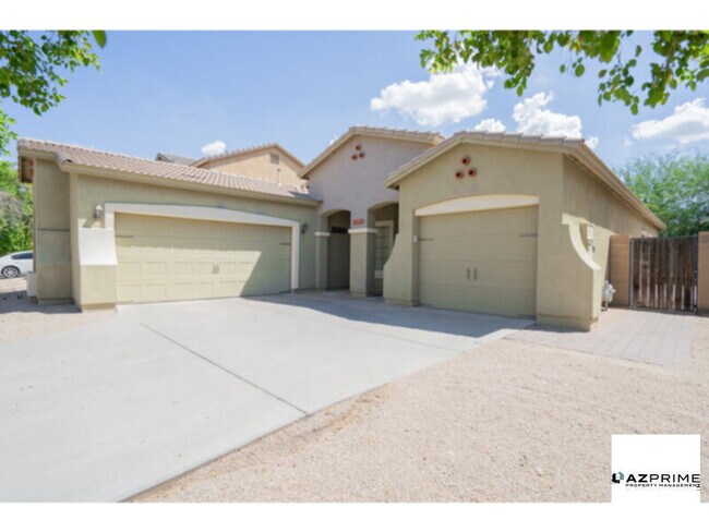 Primary Photo - Spacious 4/2 Phoenix House - Modern Comfor...