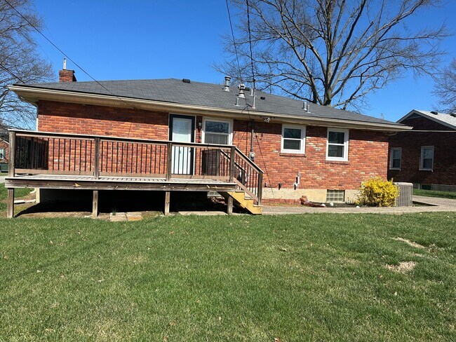 Building Photo - 3 bedroom/1.5 bath w/basement in Woodlawn Park. Available mid June