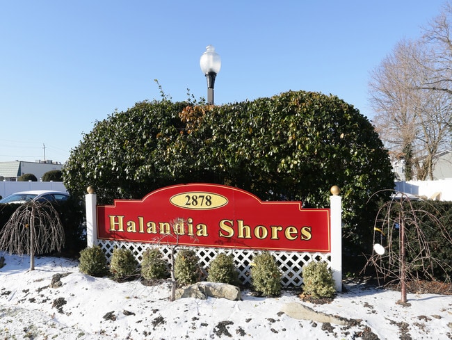 Building Photo - Halandia Shores