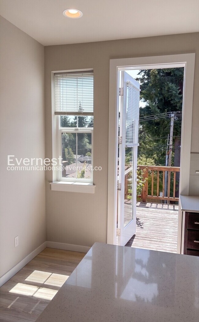 Building Photo - 2-Bed/2.5-Bath Townhome/Voucher Accepted