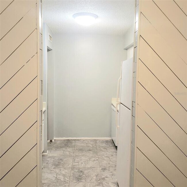 Building Photo - 305 Wellington Ct