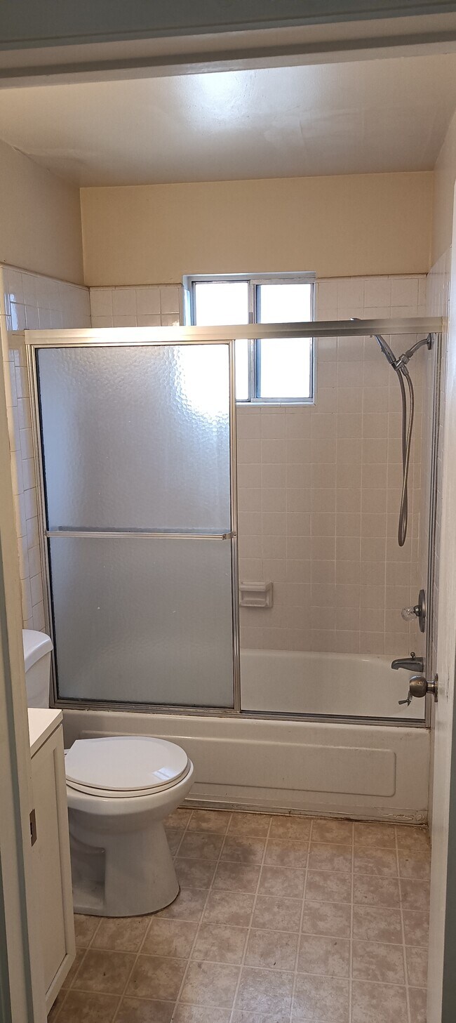 Building Photo - 1648 Hollenbeck Ave