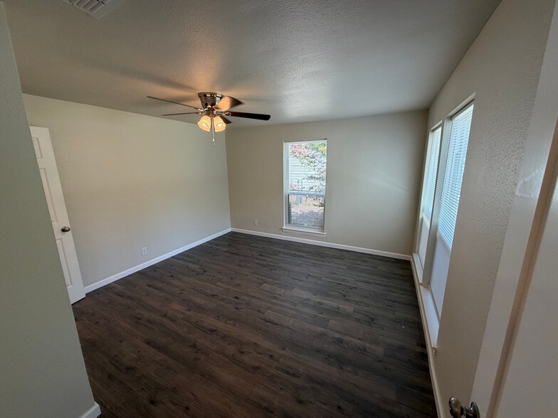 Building Photo - Room in Single Family Home on Houston St